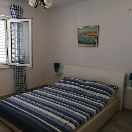 Apartmani Nevera Krk Town Buitenkant foto